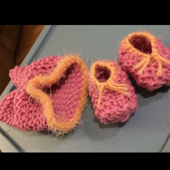 Nb Kitty Hat and Booties - Picture 2 of 2